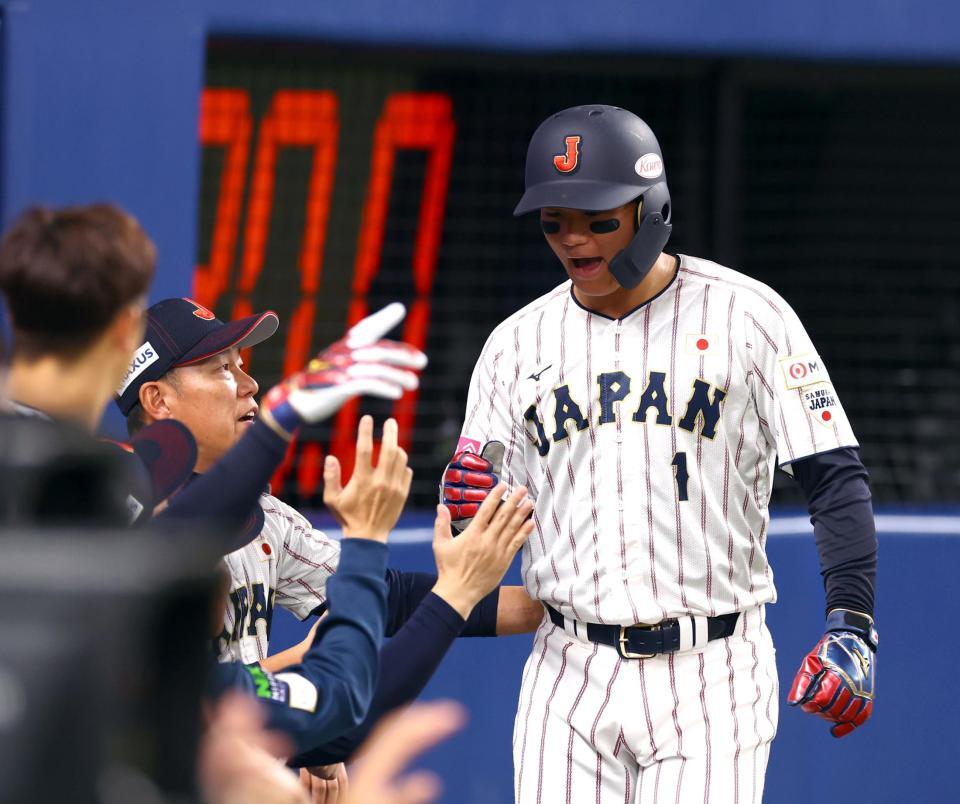 　８回、森下は栗原の適時打で生還し井端監督らに迎えられる（撮影・山口登）