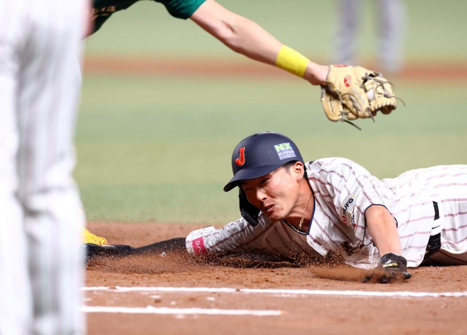 　７回、一塁走者・源田は、けん制で飛び出すもタッチをかわし帰塁する（撮影・山口登）