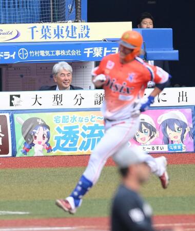 【写真】トライアウト客席では元カープドラ１選手が熱視線 　スーツに金髪＆グラサン姿でスタイリッシュ