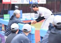 　トライアウトを終えた島（右）と握手を交わすロッテ・吉井監督（撮影・開出牧）