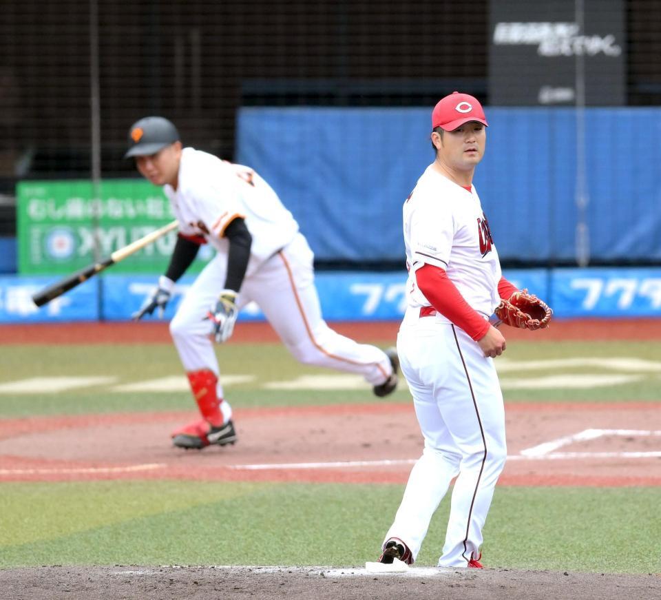 　前田（奥）を遊ゴロに打ち取る岡田（撮影・伊藤笙子）