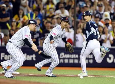 　２回、高橋宏（中央）は内野安打を許しピンチを広げる（撮影・山口登）