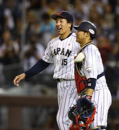 　韓国に勝利し大勢（左）は坂倉と笑顔を見せる（撮影・山口登）