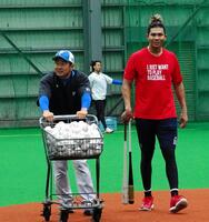 　水谷（右）と佐藤ファーム打撃コーチ