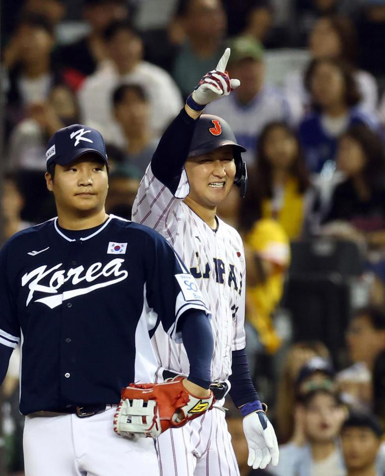 　２回、紅林は逆転適時打を放ちベンチにポーズを送る（撮影・山口登）