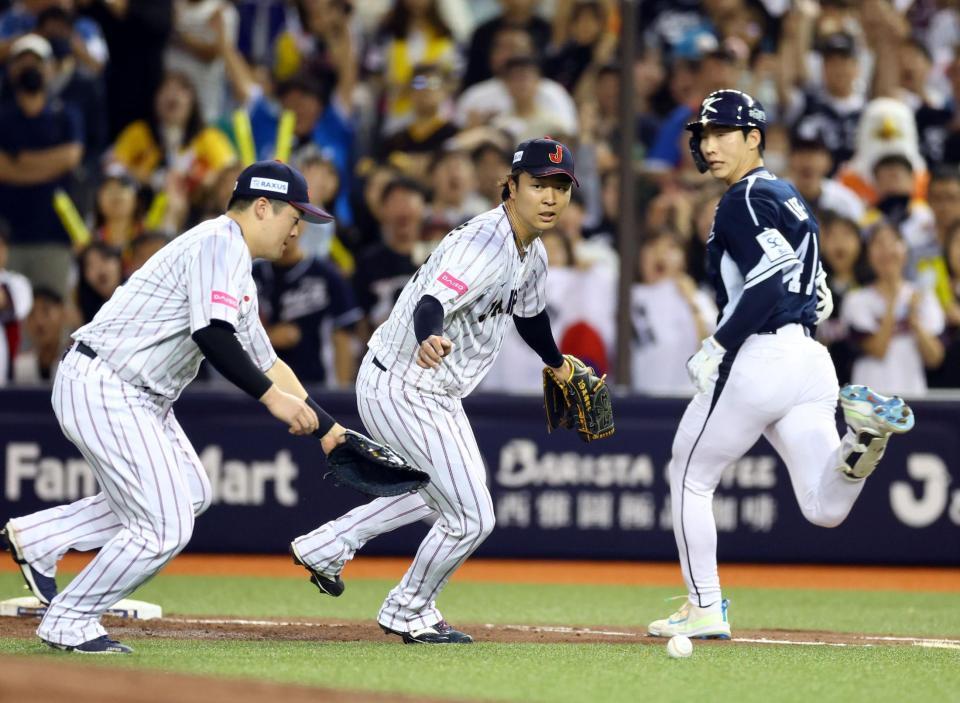 　２回、高橋宏（中央）は内野安打を許しピンチを広げる（撮影・山口登）