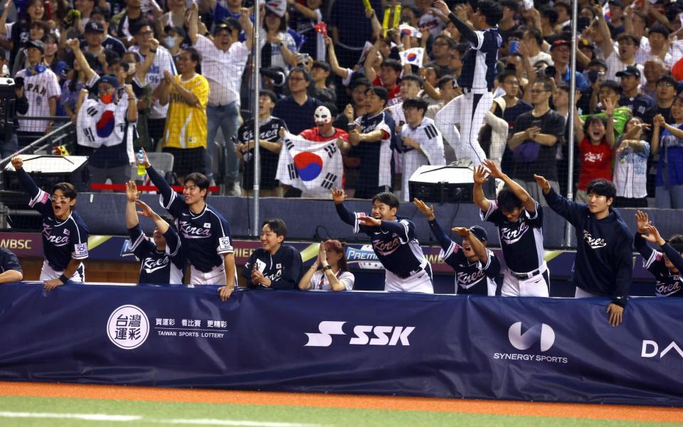 　５回、勝ち越しに盛り上がる韓国ナイン（撮影・山口登）