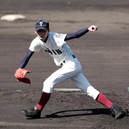 　力投する大阪桐蔭・田中誠也＝２０１５年７月