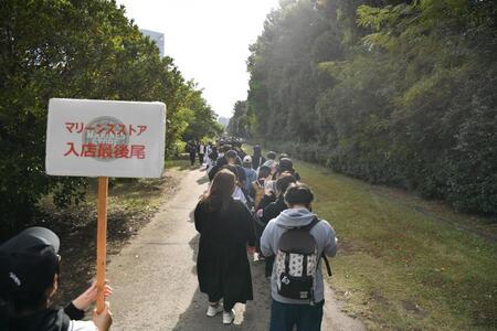 　球場周辺に長蛇の列を作ってファン感謝デーの開場を待つロッテファン（撮影・開出牧）