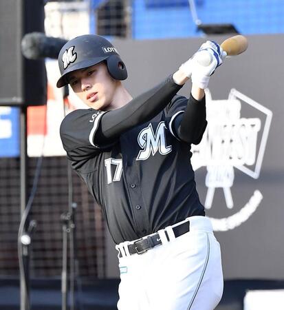 　ファン感謝デーの白黒野球対決の試合前、素振りをする佐々木（撮影・開出牧