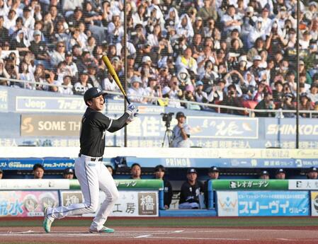 　野球対決で打席に立ち、右前打を放つ佐々木