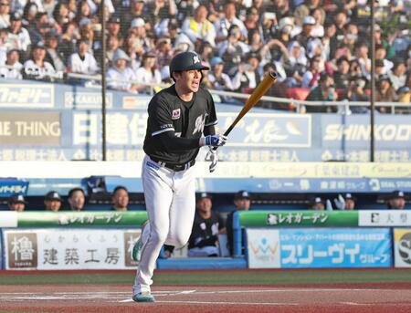 　野球対決で打席に立ち、右前打を放つ佐々木