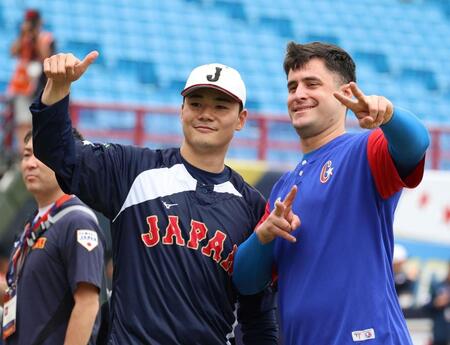 　清宮と写真に納まるマルティネス（撮影・山口登）