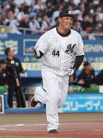 　野球対決で適時打を放った井上