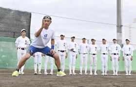 　岐阜高校を訪れ野球部員を指導するイチローさん（代表撮影）