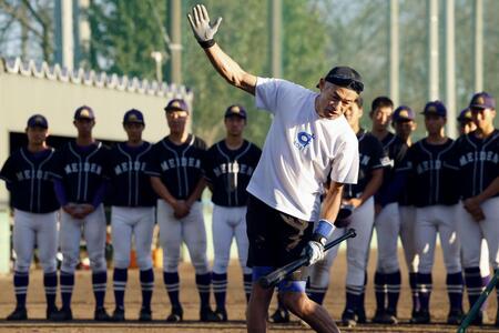 　愛工大名電高野球部を指導するイチローさん（代表撮影）