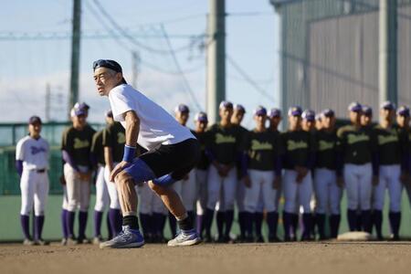 　愛工大名電高野球部を指導するイチローさん（代表撮影）