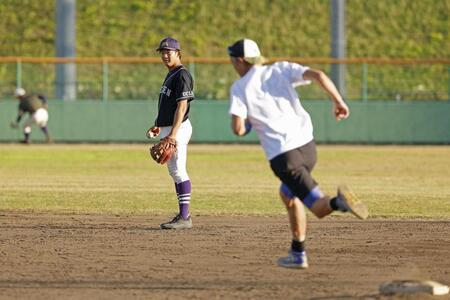 　愛工大名電高野球部を指導するイチローさんの走塁を見つめる、ソフトバンクからドラフト５位指名された石見颯真（代表撮影）