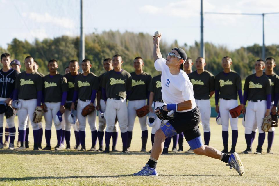 　愛工大名電高野球部を指導するイチローさん（代表撮影）