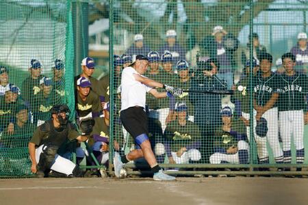 　イチロー氏の打撃を食い入るように見つめる愛工大名電の野球部員たち（代表撮影）