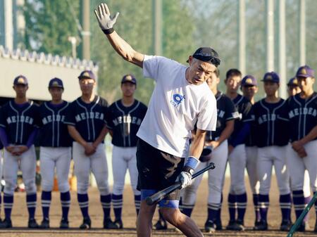 　母校の愛工大名電野球部を指導するイチロー氏（代表撮影）