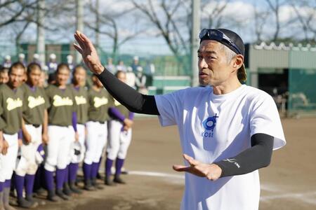 　愛工大名電高野球部を指導するイチロー氏（代表撮影）