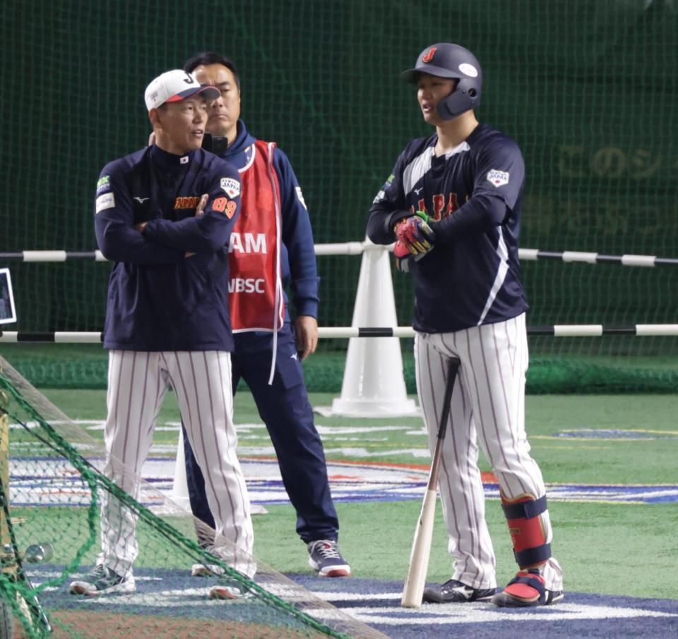 　井端監督と話す森下（撮影・金田祐二）