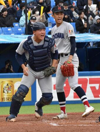 　得点を与えず吠える駒橋優樹（左）と笑顔の横浜・織田翔希（撮影・持木克友）