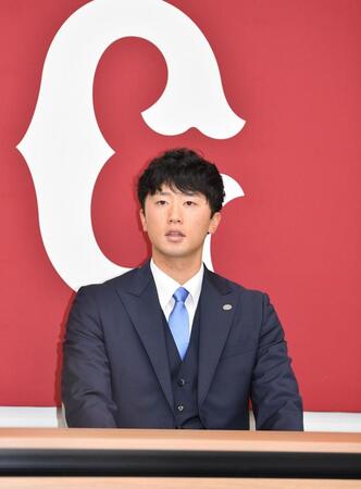 　契約更改を終え会見に臨む直江（撮影・開出牧）