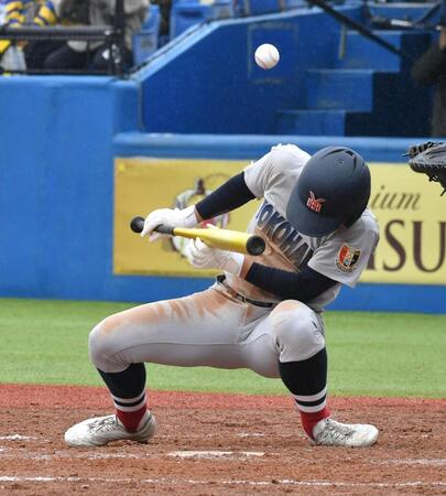 　８回、頭部に死球を受ける横浜・奥村凌大（撮影・持木克友）