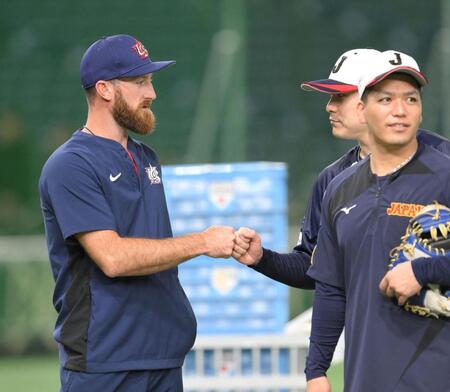 　試合前、グータッチを交わすパットン（左）と佐野（撮影・伊藤笙子）