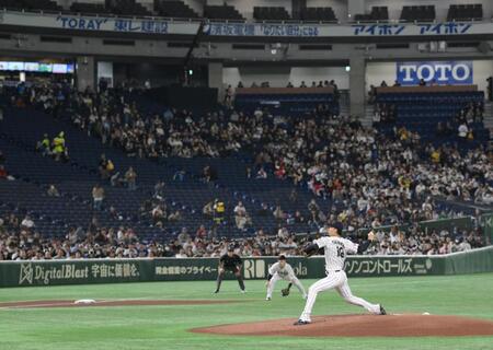 　空席が目立つスタンドをバックに登板する高橋宏（撮影・伊藤笙子）