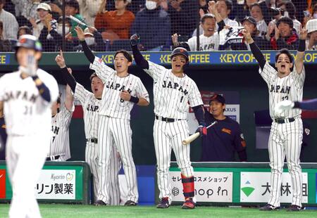 　５回、小園の勝ち越し三塁打に沸く、森下（１）ら日本ナイン（撮影・山口登）