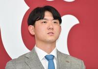 　契約更改を終え会見に臨む平内（撮影・開出牧）