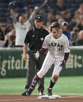 　５回、ライト線へ２点三塁打を放ち、塁上で雄たけびを上げる小園（撮影・伊藤笙子）