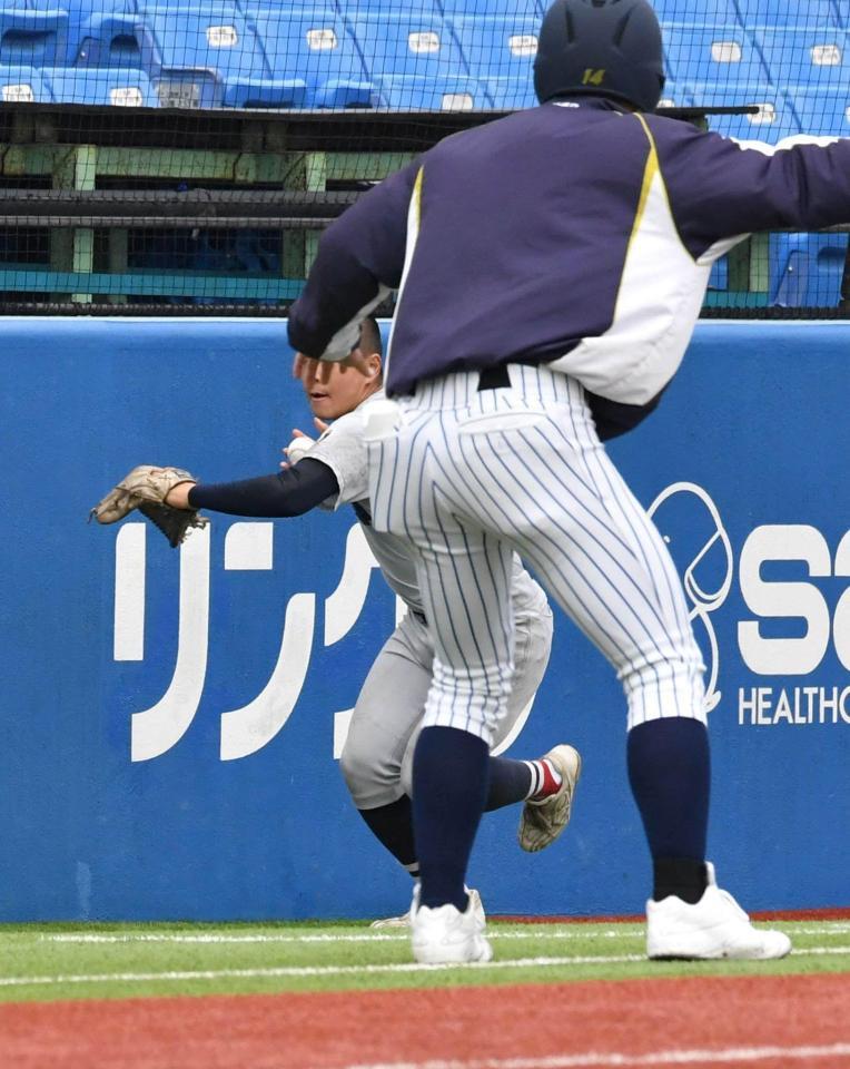 　３回、明徳義塾・山田将太郎のファウルフライを好捕しホームへ送球する横浜・為永晴（撮影・持木克友）