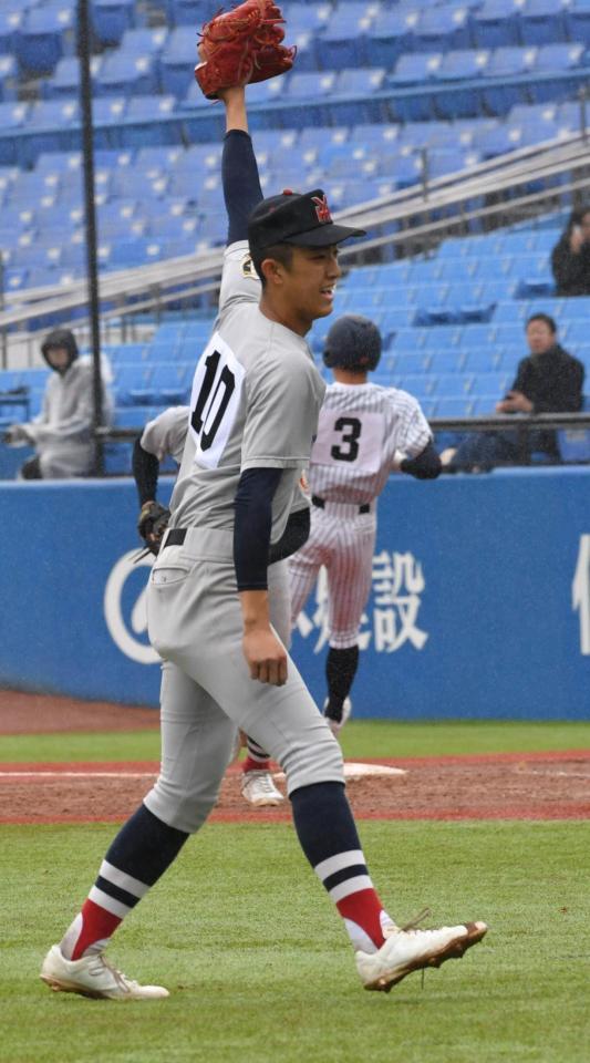 　完封で明徳義塾を破り笑顔を見せる横浜・織田翔希（撮影・持木克友）