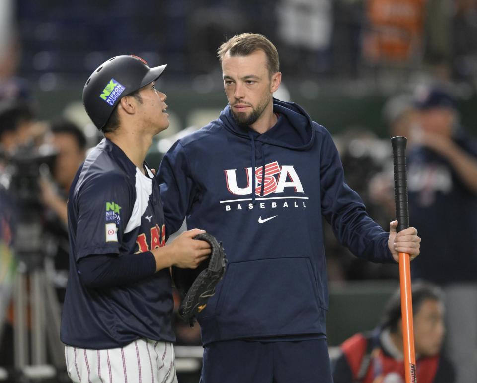 　試合前、坂倉（左）と話すローレンス（撮影・伊藤笙子）