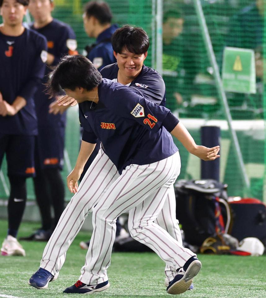 　早川（手前）と相撲を取る森下（撮影・山口登）