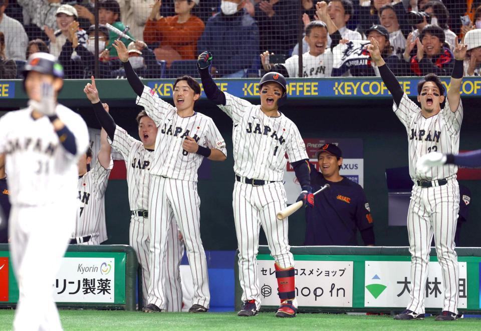 　５回、小園の勝ち越し三塁打に沸く、森下（１）ら日本ナイン（撮影・山口登）