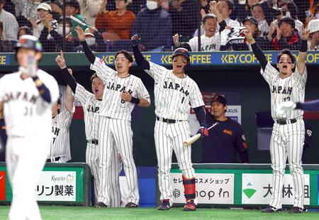 　５回、小園の勝ち越し三塁打に沸く、（右から）森下、源田ら日本ナイン