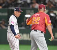 　メンバー表交換を終え、ロペス監督（右）と健闘を誓い合う井端監督（撮影・伊藤笙子）