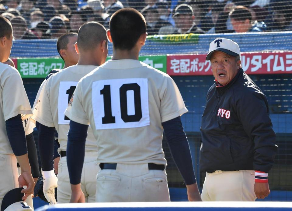 　選手に檄を飛ばす東洋大姫路・岡田龍生監督（右）＝撮影・持木克友