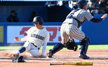 　３回、三田の左前適時打で生還する広島商・小田（撮影・園田高夫）