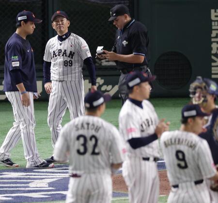 　５回、早川の交代を告げる井端監督（撮影・金田祐二）