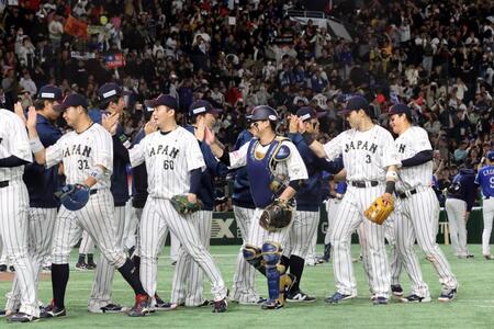 　全勝で決勝進出しタッチする森下（右）ら日本ナイン（撮影・山口登）