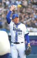 　紅白戦のマウンドに立ち、歓声に応える三浦監督（撮影・佐藤厚）