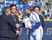 正力松太郎賞の表彰を受ける三浦監督（撮影・佐藤厚）