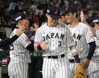 　全勝で決勝進出を決め、井端監督（左）は森下らナインとタッチする（撮影・山口登）