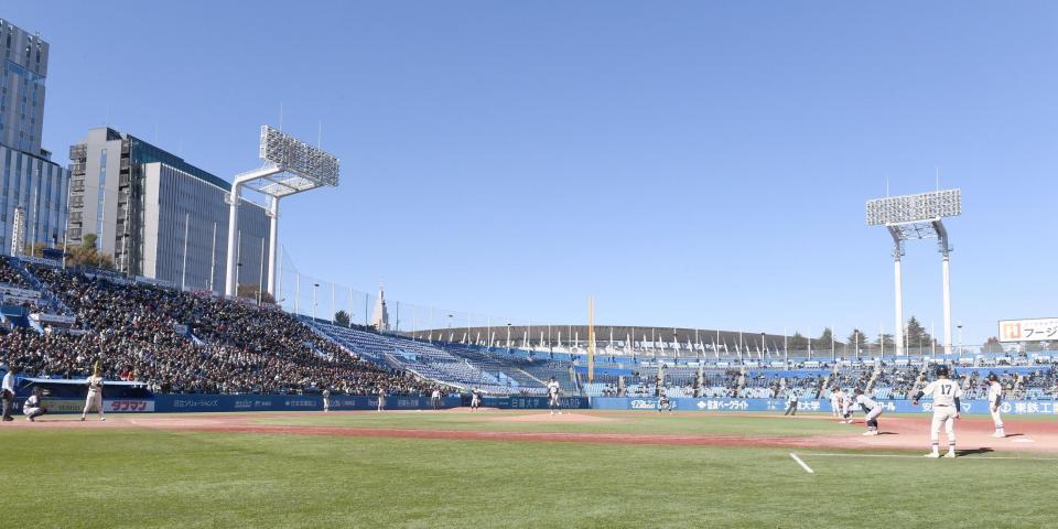 １０回、１死満塁のピンチで内野手５人シフトを敷いてのぞむ横浜野手陣（撮影・園田高夫）